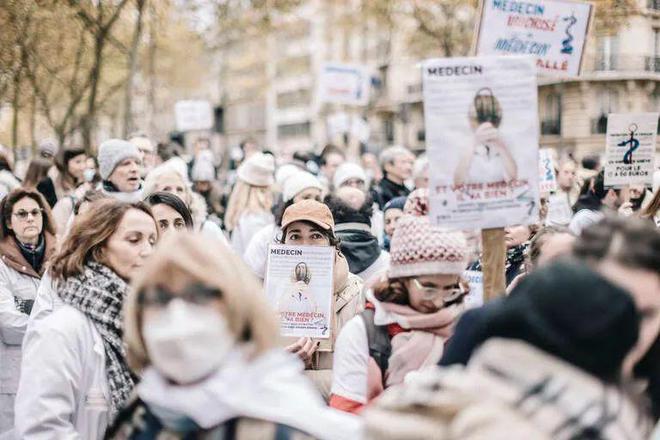 开云 开云体育法国医疗至暗一周：三重疫情席卷、医生罢工、拥挤！心脏病患遭急诊拒收后身亡(图4)