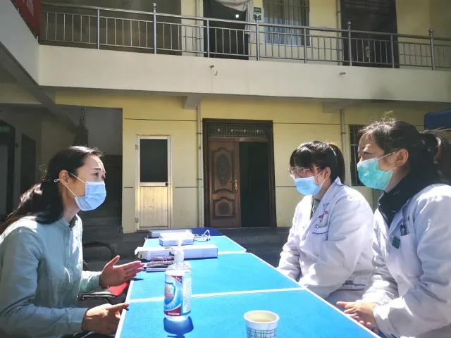 开云 开云体育官网西安市第四：关爱“妇女保健及生殖健康”开展义诊宣讲活动(图3)