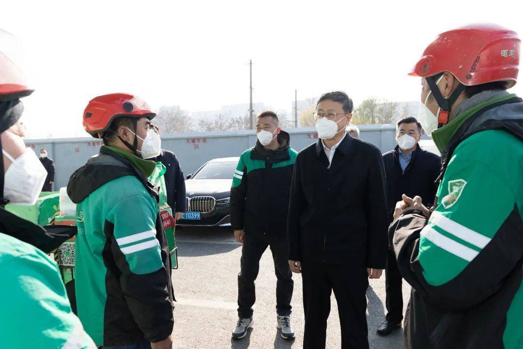 开云 开云体育官网陈吉宁调研宝山普陀亲切看望医疗救治、城市运行、社区防控一线人员(图2) 开云 开云体育官网陈吉宁调研宝山普陀亲切看望医疗救治、城市运行、社区防控一线人员(图2)