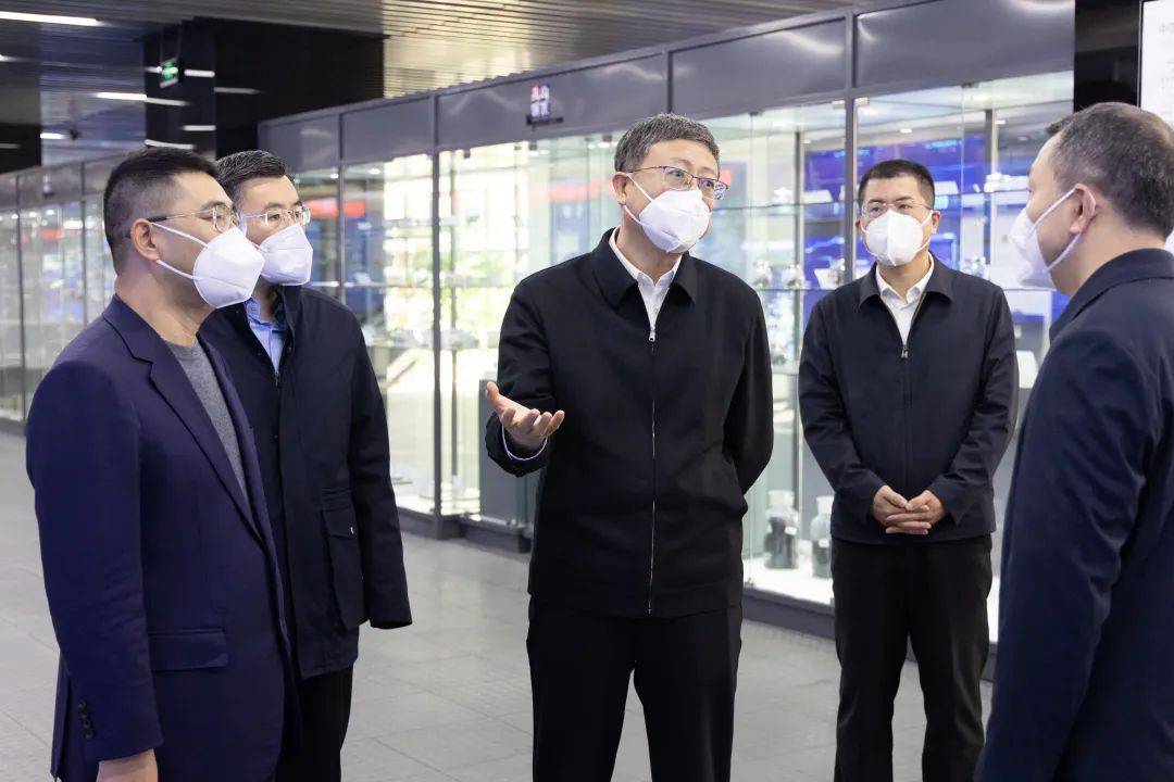 开云 开云体育官网陈吉宁调研宝山普陀亲切看望医疗救治、城市运行、社区防控一线人员(图4) 开云 开云体育官网陈吉宁调研宝山普陀亲切看望医疗救治、城市运行、社区防控一线人员(图4)