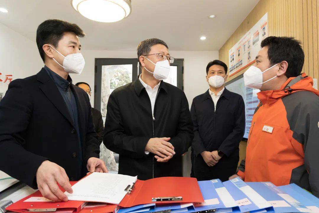 开云 开云体育官网陈吉宁调研宝山普陀亲切看望医疗救治、城市运行、社区防控一线人员(图6) 开云 开云体育官网陈吉宁调研宝山普陀亲切看望医疗救治、城市运行、社区防控一线人员(图6)