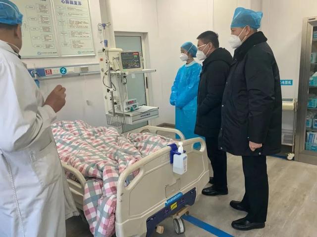 太原市卫健委主任张泽一行调研指导市二开云 开云体育APP院新冠病毒感染医疗救治工作(图2)