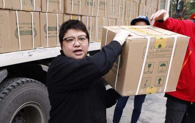 开云 开云体育官网韩红感染新冠仍坚持做公益捐赠600万购买呼吸机等医疗设备被赞正能量(图11) 开云 开云体育官网韩红感染新冠仍坚持做公益捐赠600万购买呼吸机等医疗设备被赞正能量(图11)