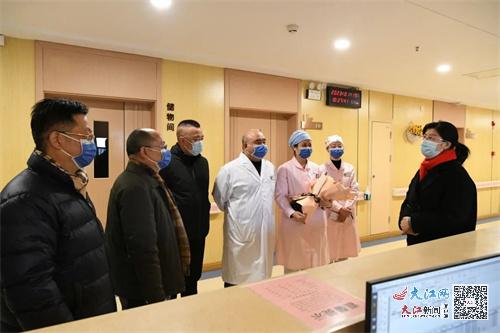 开云 开云体育平台新春慰问情暖人心——九江市卫健委领导春节前走访慰问九江市妇幼保健院一线医务人员(图2)