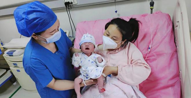 新年到！渭南市妇幼保健院9个开云体育 开云平台“兔宝”来拜年 为新春增添浓浓喜气(图4)