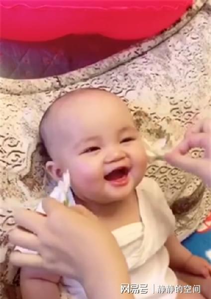 宝宝在家里做保健操Kaiyun 开云太会