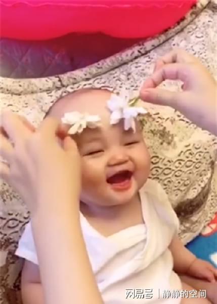 宝宝在家里做保健操Kaiyun 开云太会享受了笑起来真是萌化了(图2)