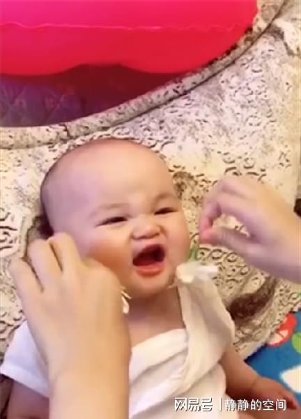 宝宝在家里做保健操Kaiyun 开云太会享受了笑起来真是萌化了(图3)