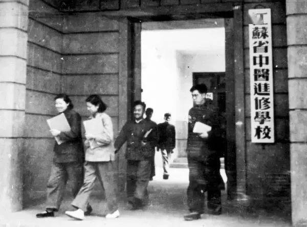 “大保健”3元一次!这所号称“皇家太”开云APP 开云官网入口的高校玩得有点花!(图14) “大保健”3元一次!这所号称“皇家太”开云APP 开云官网入口的高校玩得有点花!(图14)