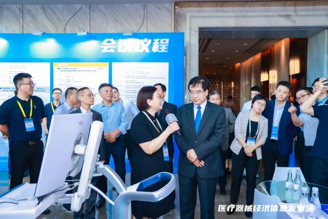 开云体育 开云平台元化智能携锟铻®全骨科手术机器人 亮相“2023医疗器械经济信息发布会”(图2) 开云体育 开云平台元化智能携锟铻®全骨科手术机器人 亮相“2023医疗器械经济信息发布会”(图2)