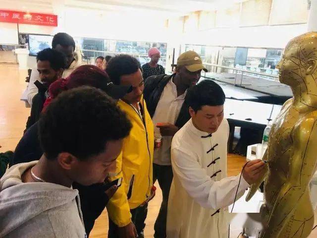 17国留学Kaiyun 开云体育生上一堂中医药文化体验课(图2) 17国留学Kaiyun 开云体育生上一堂中医药文化体验课(图2)