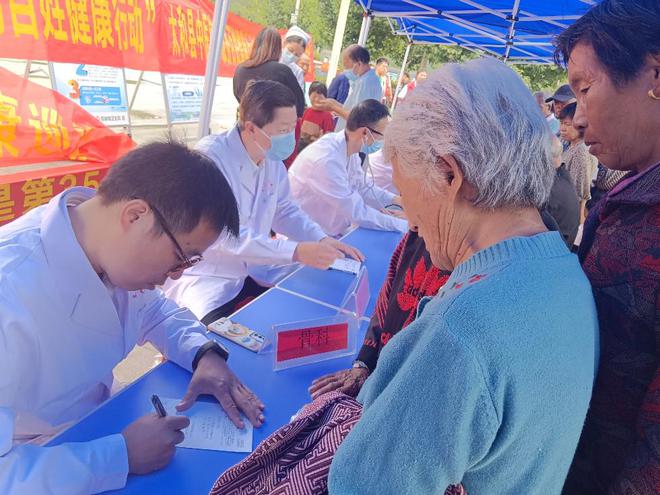开云 开云体育官网市卫生健康委积极组织专家赴定点帮扶村开展大型义诊活动(图2)