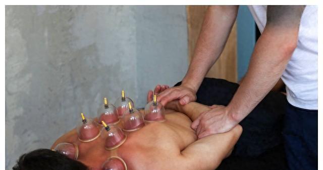 开云 开云体育平台杭州亚运搞笑一幕：伊朗球员背上拔罐印记清晰网友你是来大保健(图3)