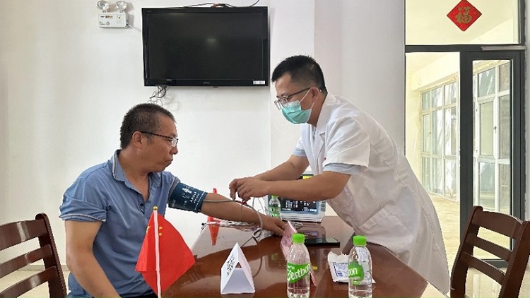 开云体育 开云官网中国（江西）第18批援乍得医疗队走进在乍国企开展“迎国庆、送健康”义诊活动(图2)