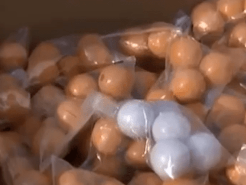 开云体育 开云官网石家庄：土坯房脏手搓出网红保健品批发价八毛卖到八百！(图2)