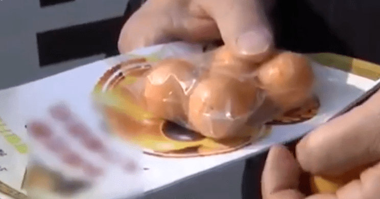 开云体育 开云官网石家庄：土坯房脏手搓出网红保健品批发价八毛卖到八百！(图3)