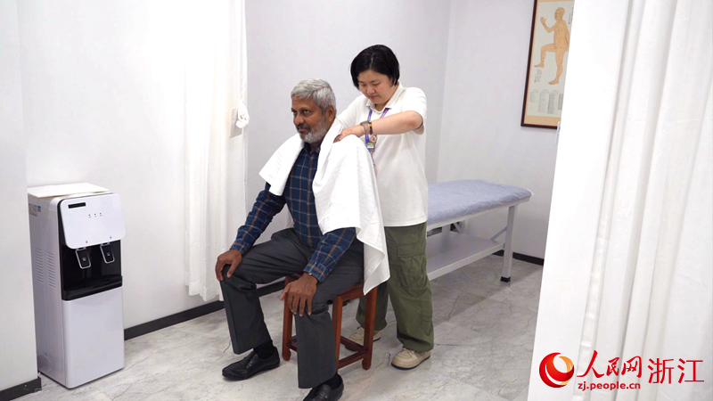 360°看亚运｜预约每天爆满！各国媒体记者争相体验“神奇”的中医推拿开云体育 Kaiyun.com 官网入口(图2)