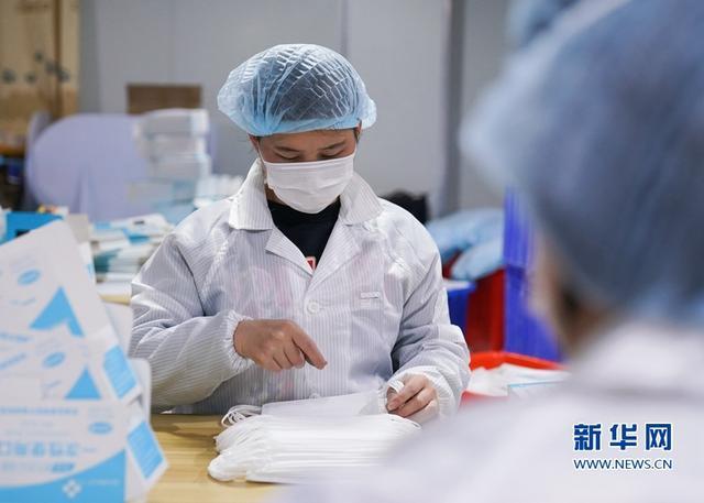 探访口罩生产线小时不停工 开足马力保供应[组图]开云体育 开云官网(图2)