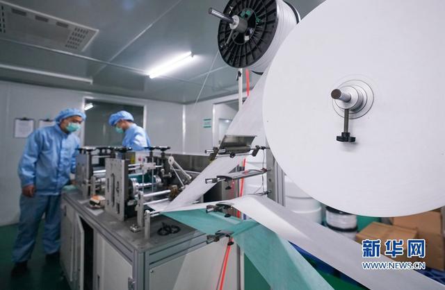 探访口罩生产线小时不停工 开足马力保供应[组图]开云体育 开云官网(图3)