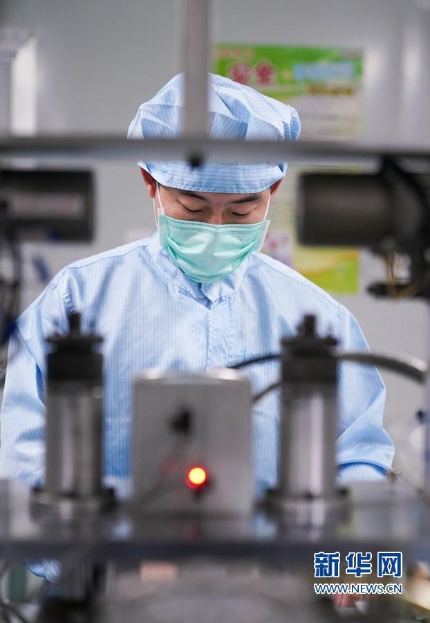 探访口罩生产线小时不停工 开足马力保供应[组图]开云体育 开云官网(图4)