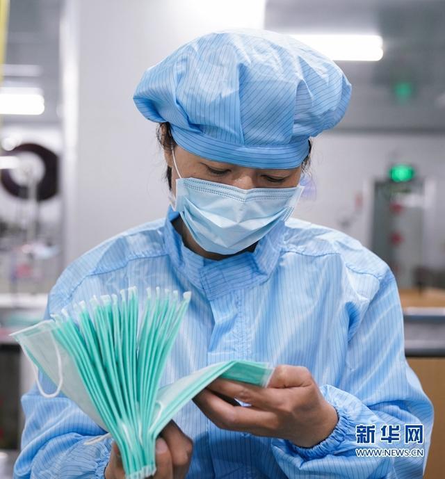 探访口罩生产线小时不停工 开足马力保供应[组图]开云体育 开云官网(图6)