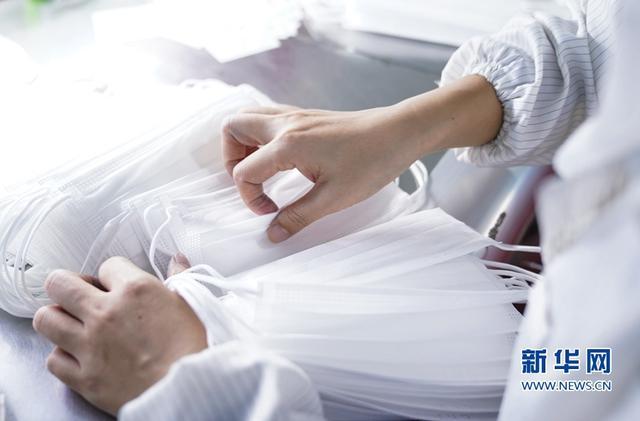 探访口罩生产线小时不停工 开足马力保供应[组图]开云体育 开云官网(图10)