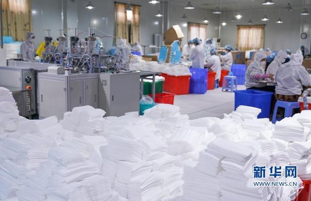 探访口罩生产线小时不停工 开足马力保供应[组图]开云体育 开云官网(图12)