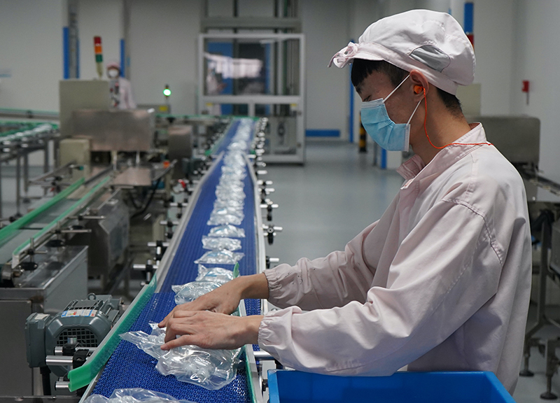 石家庄：医开云 开云体育平台药医疗设备企业防疫物资生产忙(图2)