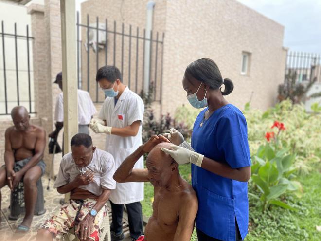 开云体育 开云平台资讯有故事丨中国医疗队:为赤道几内亚患者带来健康和希望(图5) 开云体育 开云平台资讯有故事丨中国医疗队:为赤道几内亚患者带来健康和希望(图5)