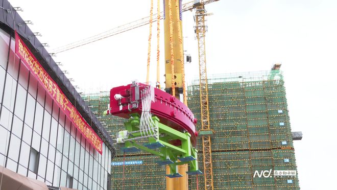 开云体育 开云官网湾区首台“治癌利器”质子重离子一体化设备核心部件成功吊装(图2)