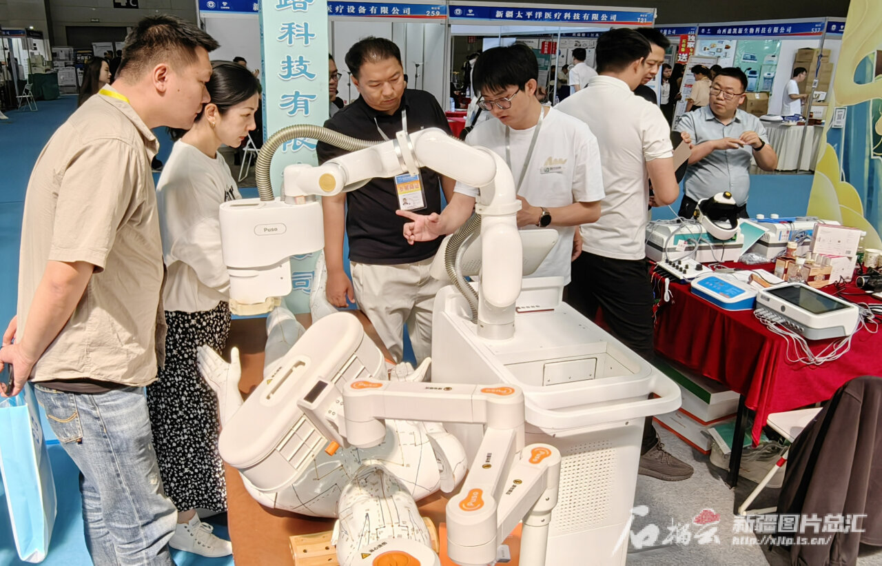 开云体育 Kaiyun.com 官网入口第七届新疆国际医博会开幕 两万余种医疗产品亮相(图3) 开云体育 Kaiyun.com 官网入口第七届新疆国际医博会开幕 两万余种医疗产品亮相(图3)